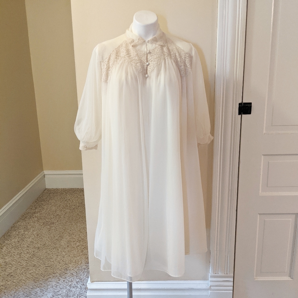 Vintage cream color night gown with over coat  size medium